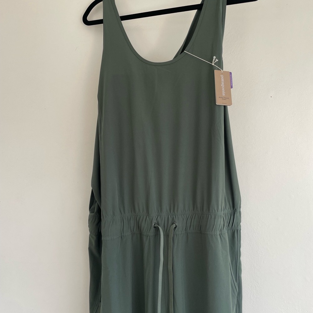 Patagonia Fleetwith green romper. Never been worn! Size XL.